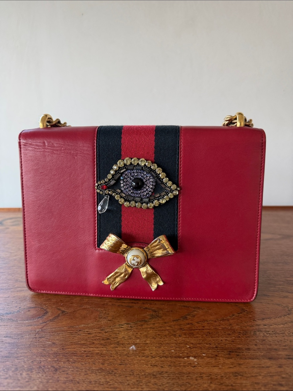GUCCI
Peony Red Leather Embellished Chain Shoulder Bag with Gold Metal Bow